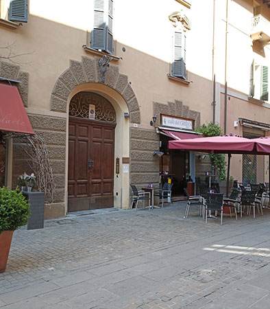 Ingresso con posto auto di via Emilia 94